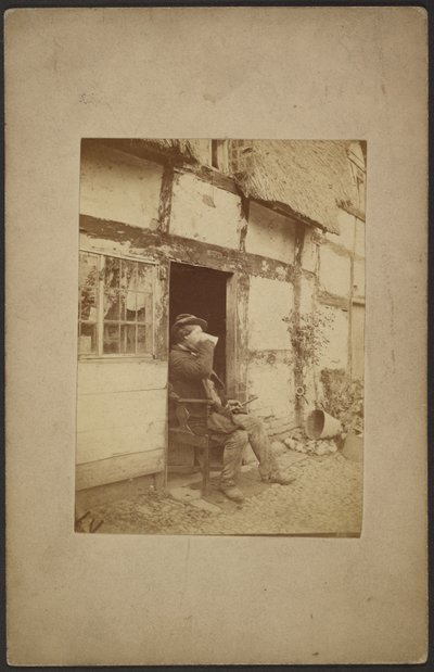 [Uomo seduto che beve da un boccale nel portone aperto] da John Whistler