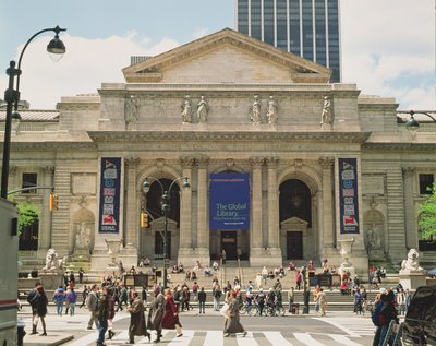 Dettaglio della facciata della Biblioteca Pubblica di New York, inaugurata nel 1911 da John and Hastings, Thomas Carrere