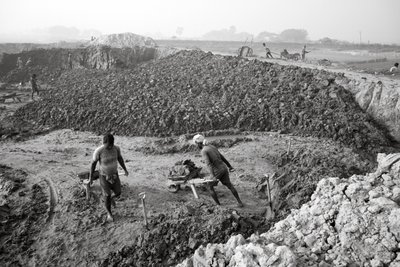 Fabbriche di mattoni a Kolkata, India, 2016 (foto) da Jon Nicholson
