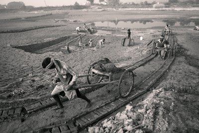 Fabbriche di mattoni a Kolkata, India, 2016 (foto) da Jon Nicholson