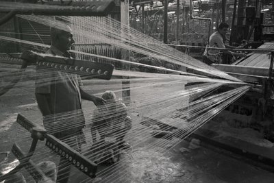 Fabbrica di iuta, Kolkata, India, 2017 (foto) da Jon Nicholson