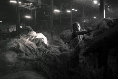 Fabbrica di iuta, Kolkata, India, 2017 (foto) da Jon Nicholson