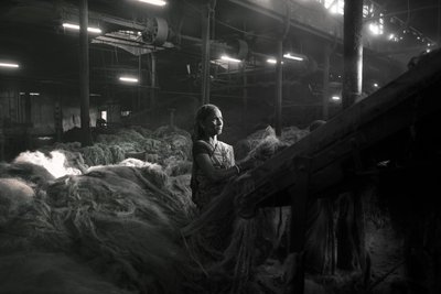 Fabbrica di iuta, Kolkata, India, 2017 (foto) da Jon Nicholson