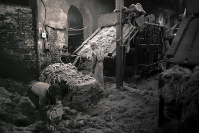 Fabbrica di iuta, Kolkata, India, 2017 (foto) da Jon Nicholson