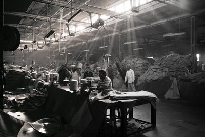 Fabbrica di iuta, Kolkata, India, 2017 (foto) da Jon Nicholson