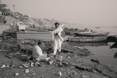 Manikarnika Ghat, Varanasi, 2016 (foto) da Jon Nicholson