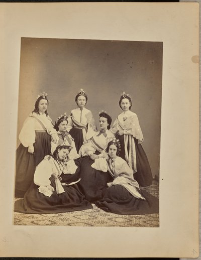 [Ritratto di gruppo di donne con corone e fusciacche]. da Jordan H. Abbott