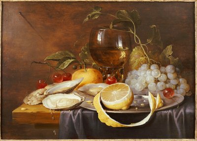 Un Roemer, un mezzo limone sbucciato su un piatto di peltro, ostriche, ciliegie e un