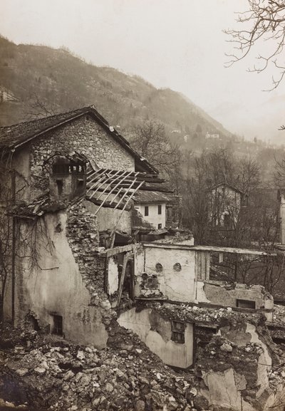 Album "Meine weltkriegs - Erinnerungen South-West Front (Carinzia, Italia, Trentino-Alto Adige) 31/03/1915-12/11/1918 - Josef Zohles Wien": macerie di una casa da Josef Zohles