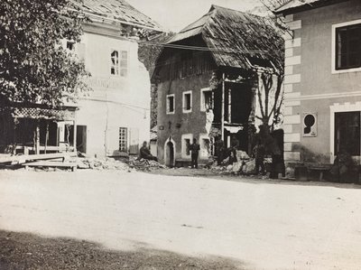 Album "Meine weltkriegs - Erinnerungen South-West Front (Carinzia, Italia, Trentino-Alto Adige) 31/03/1915-12/11/1918 - Josef Zohles Wien": piazza con macerie da Josef Zohles
