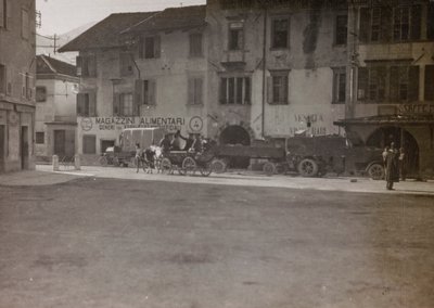 Album "Meine weltkriegs - Erinnerungen South-West Front (Carinzia, Italia, Trentino-Alto Adige) 31/03/1915-12/11/1918 - Josef Zohles Wien": mezzi militari in una piazza da Josef Zohles