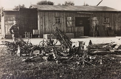 Album "Meine weltkriegs - Erinnerungen South-West Front (Carinzia, Italia, Trentino-Alto Adige) 31/03/1915-12/11/1918 - Josef Zohles Wien": resti di un aereo italiano da Josef Zohles
