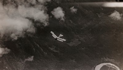 Album "Meine weltkriegs - Erinnerungen South-West Front (Carinzia, Italia, Trentino-Alto Adige) 31/03/1915-12/11/1918 - Josef Zohles Wien": un aereo austriaco sorvola da Josef Zohles