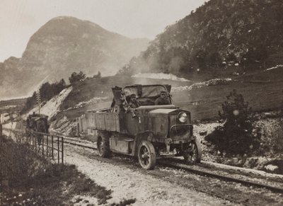 Album "Meine weltkriegs - Erinnerungen South-West Front (Carinzia, Italia, Trentino-Alto Adige) 31/03/1915-12/11/1918 - Josef Zohles Wien": veicoli militari lungo la strada da Josef Zohles