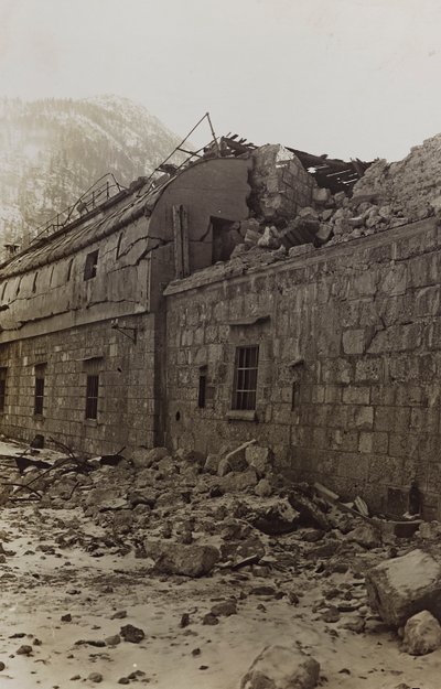Album "Meine weltkriegs - Erinnerungen South-West Front (Carinzia, Italia, Alto Adige) 31/03/1915-12/11/1918 - Josef Zohles Wien": macerie di una fabbrica da Josef Zohles