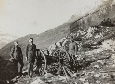 Album "Meine weltkriegs - Erinnerungen South-West Front (Carinzia, Italia, Trentino-Alto Adige) 31/03/1915-12/11/1918 - Josef Zohles Wien": soldati con cannone (foto b/n) da Josef Zohles