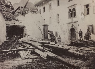 Album "Meine weltkriegs - Erinnerungen South-West Front (Carinzia, Italia, Trentino-Alto Adige) 31/03/1915-12/11/1918 - Josef Zohles Wien": soldati e macerie a Valbruna (foto b/n) da Josef Zohles