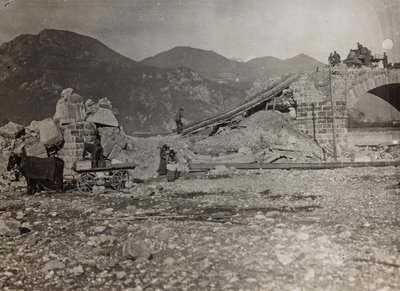 Album "Meine weltkriegs - Erinnerungen South-West Front (Carinzia, Italia, Trentino-Alto Adige) 31/03/1915-12/11/1918 - Josef Zohles Wien": macerie di un ponte sul Tagliamento (foto b/n) da Josef Zohles