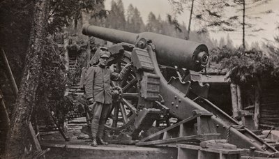 Album "Meine weltkriegs - Erinnerungen South-West Front (Carinzia, Italia, Trentino-Alto Adige) 31/03/1915-12/11/1918 - Josef Zohles Wien": soldato con fucile (foto b/n) da Josef Zohles