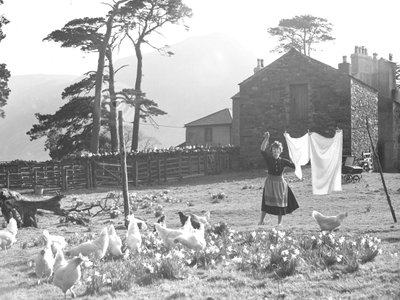 La moglie del contadino stende il bucato con il pollame in primo piano a Loweswater da Joseph Hardman