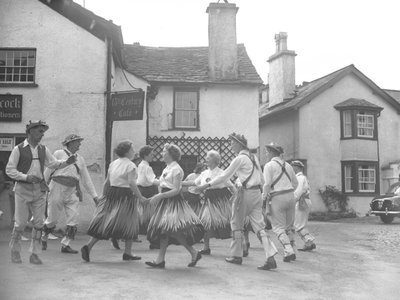 Uomini e donne che ballano a Hawkshead con l