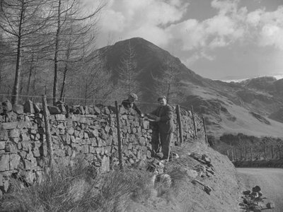 Due muratori al lavoro sul muro da Joseph Hardman