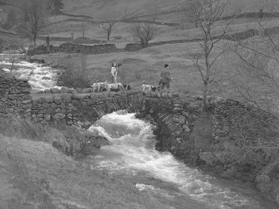 Due donne e un uomo camminano su un ponte con i segugi ai loro piedi da Joseph Hardman