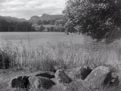 Vista sul Loughrigg Tarn, in primo piano alcune pietre incastonate nel terreno da Joseph Hardman