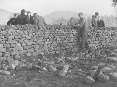 Muratori al lavoro su un muro a secco da Joseph Hardman