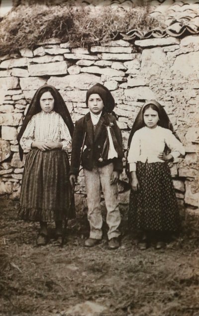 Santuario di Fatima. Lucia dos Santos e i suoi cugini Francisco e Jacinta Marto. Nostra Signora di Fatima. Portogallo. da Joshua Benoliel