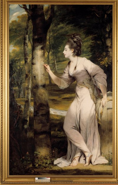 Una donna di grande eleganza incide un nome su un tronco d