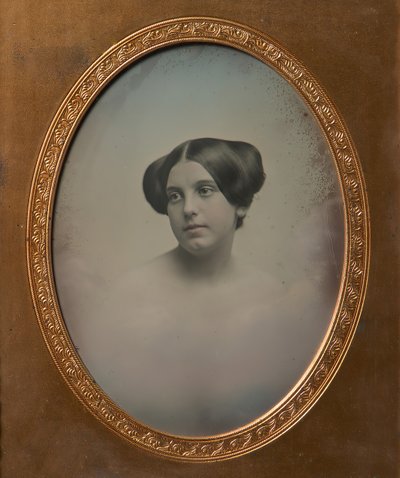 Giovane donna con capelli acconciati in due chignon da Josiah Johnson Hawes, Albert Sands Southworth