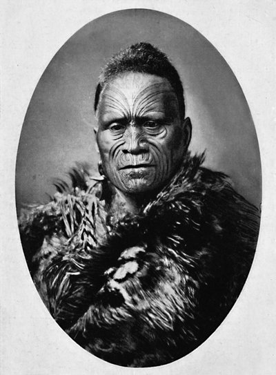 Un capo Maori con viso elaboratamente tatuato e mantello da pioggia, 1902 da Josiah Martin