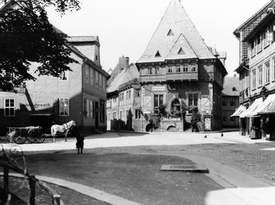 Un vecchio hotel nella piazza della città, Goslar, c.1910 da Jousset