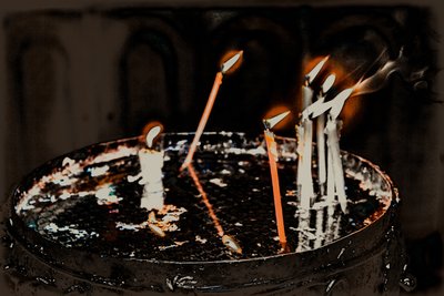 Candele accese; dalla serie Chiesa del Santo Sepolcro, 2016 (fotografia) da Joy Lions