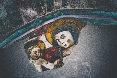 Madonna con Bambino, dalla serie Maria e Gesù a Savonna, 2015 (fotografia) da Joy Lions