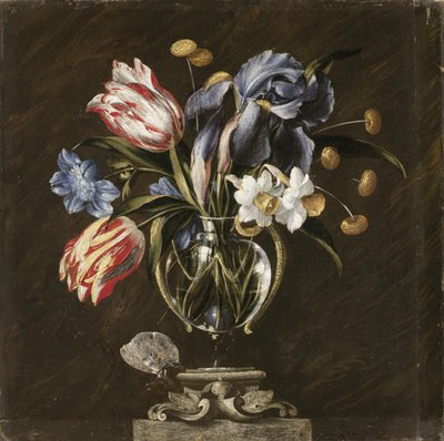 Tulipani, narcisi, iris e altri fiori in un vaso di vetro su un supporto scolpito, con una farfalla da Juan de Arellano