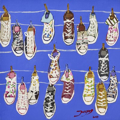 Sneakers colorate da appendere da Jukyong Park