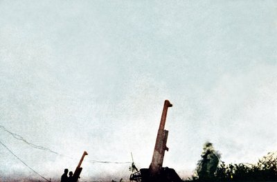 Cannoni antiaerei in azione: dal 21 febbraio 25 aerei e un drago pallone sono stati abbattuti dalle batterie, Verdun, settembre 1916 da Jules Gervais Courtellemont