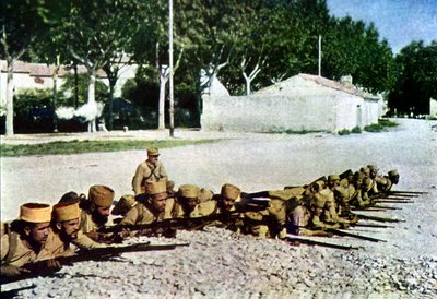 Fucilieri marocchini e un ufficiale francese al margine del villaggio durante la Battaglia della Marna a est di Parigi, settembre 1914 da Jules Gervais Courtellemont