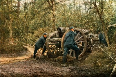 Tre soldati francesi nei boschi con un obice, Verdun, settembre 1916 da Jules Gervais Courtellemont