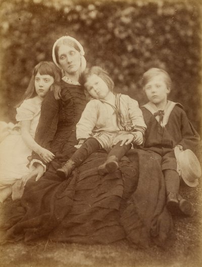 Mrs. Herbert Duckworth con Florence Fisher, George Duckworth e Herbert Fisher, agosto 1872 da Julia Margaret Cameron