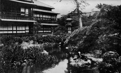 Giardino di una casa da tè, Tokyo. Giardinaggio paesaggistico con tema delle origini vulcaniche, c1900, 1921 da Julian Leonard Street
