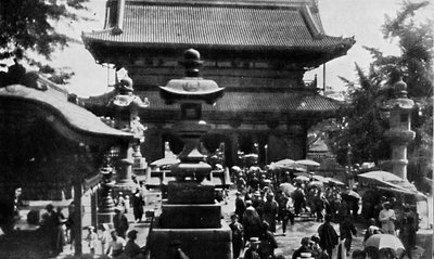 Ad Asakusa, il grande tempio di Tokyo, il commercio della divinazione è vivace, c1900, 1921 da Julian Leonard Street