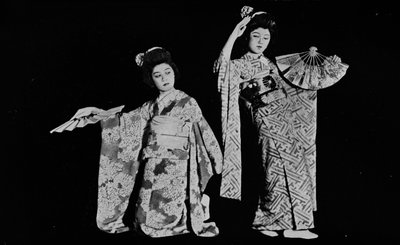Ragazza danzante Kimi-chiyo presente a quasi tutte le feste in stile giapponese a Tokyo c1900, 1921 da Julian Leonard Street