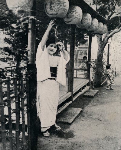 Dolce sorriso della cameriera della casa da tè, chiamata nesan - sorella maggiore, c1900, 1921 da Julian Leonard Street