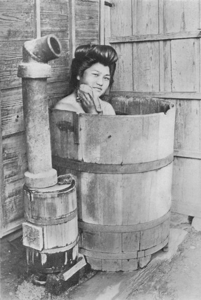 Il bagno è un grande barile con stufa a carbone. Frequentemente all