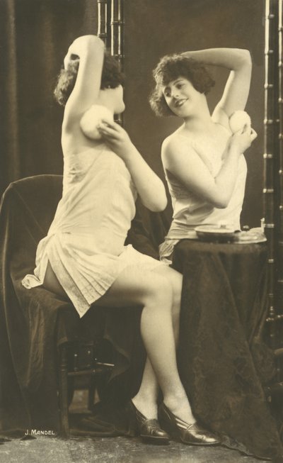 Ragazza a un tavolo da toeletta da Julian Mandel