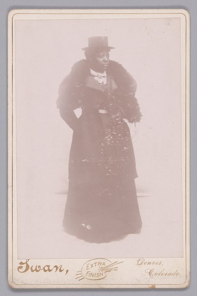 Cabinet card di una donna non identificata con cilindro e stola di pelliccia da Justus C. Swan