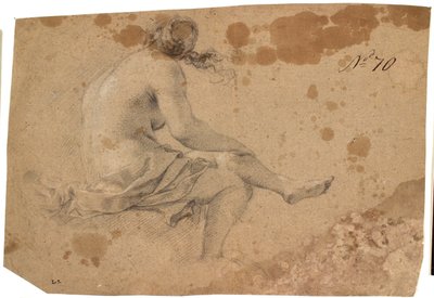 Modella femminile seduta di spalle, con la gamba sinistra sostenuta dal braccio destro, sopra il ginocchio destro e con un drappo sciolto avvolto intorno alla parte inferiore del corpo da KKSgb5537 Ubekendt